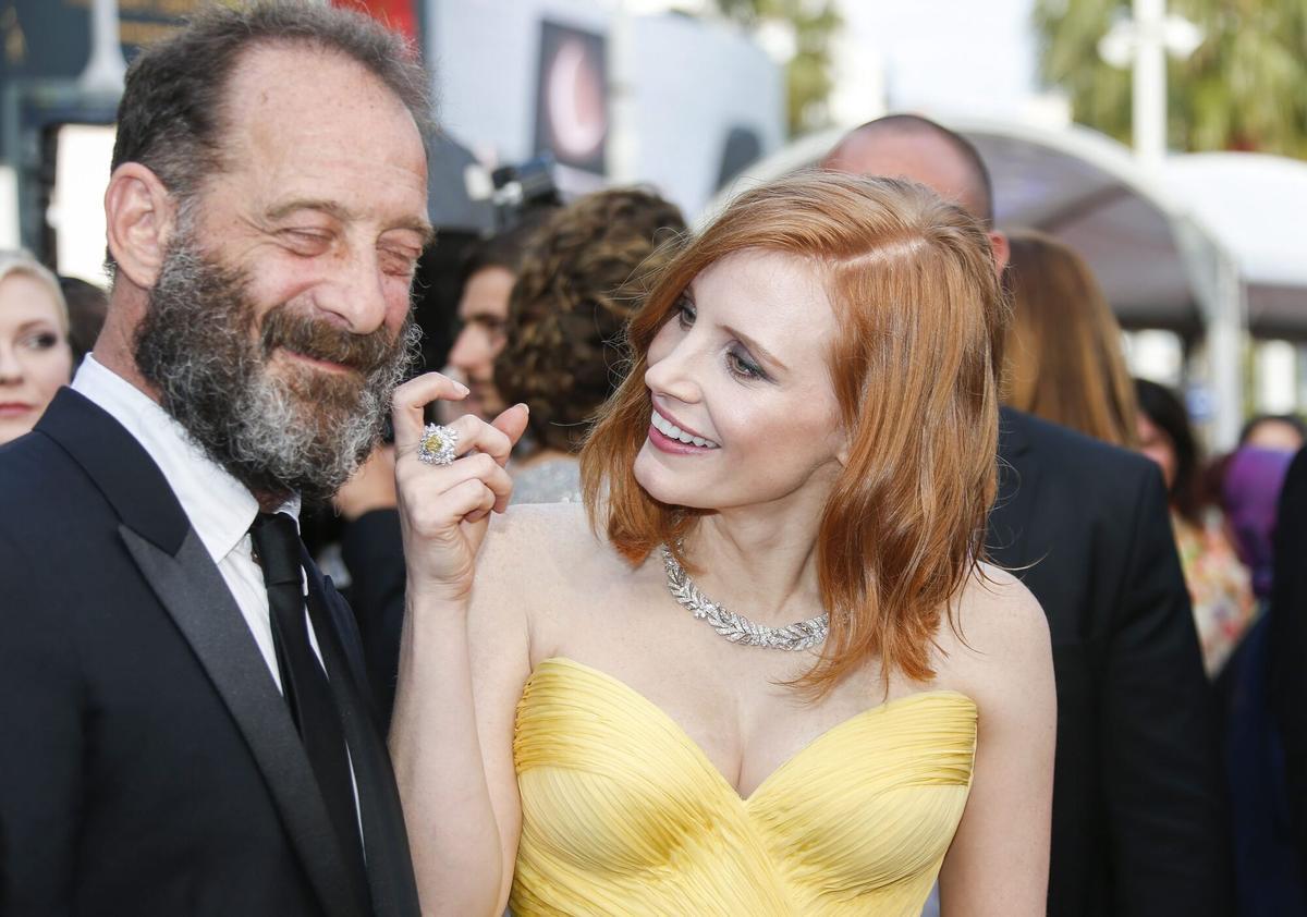 CAN10 CANNES (FRANCIA) 11/05/2016.- El actor francés Vincent Lindon (i) y la actriz estadounidense Jessica Chastain (d) durante la presentación de la película "Café Society" con la que Woody Allen abrió la 69 edición del Festival de Cannes Francia, hoy, 11 de mayo de 2016. EFE/Julien Warnand