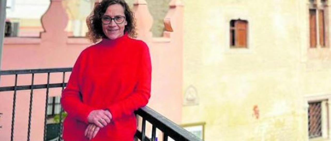 La alcaldesa Marisa Almodóvar delante del Castell de Alfara del Patriarca. | A.A.