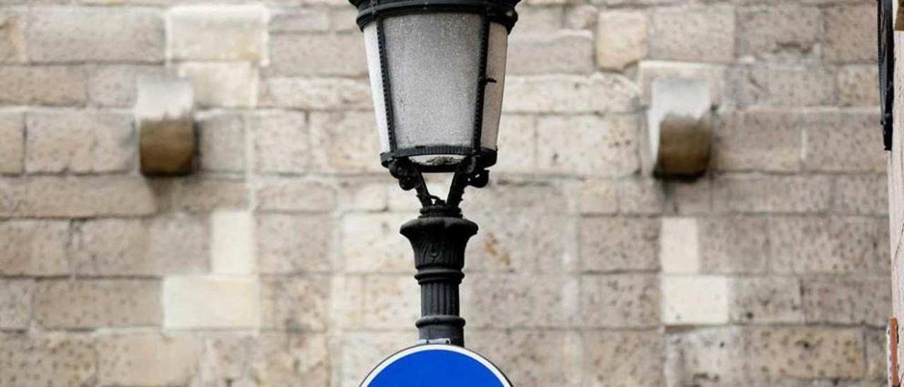 Una farola en el casco histórico de Avilés.