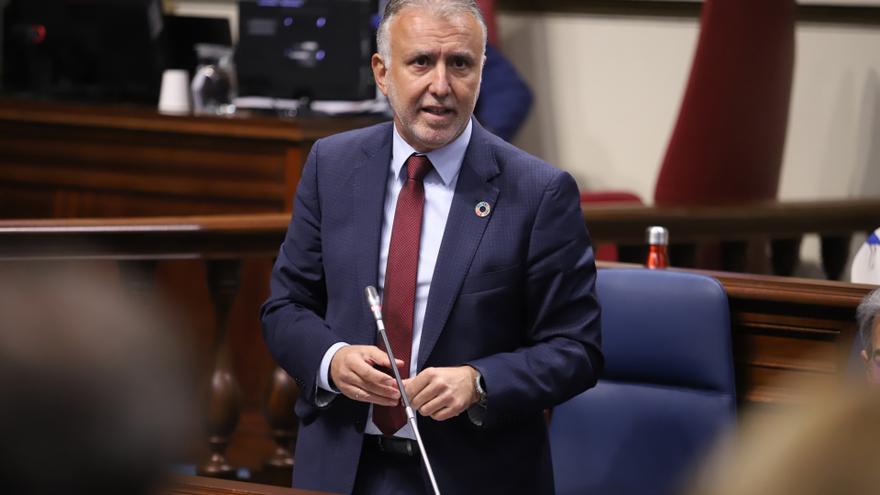 El presidente de Canarias, Ángel Víctor Torres, responde a las preguntas de los grupos parlamentarios en la sesión de control al Gobierno en el Pleno del Parlamento de Canarias