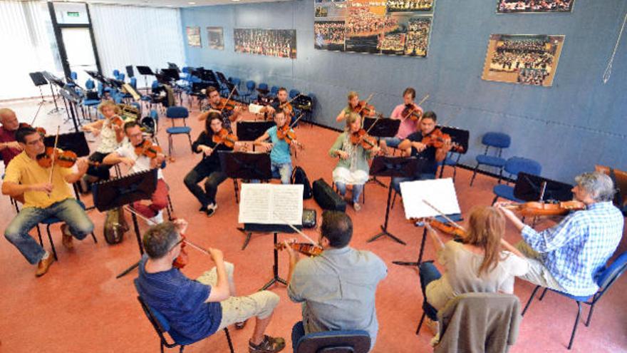 Los músicos de la orquesta durante un ensayo en la sede de la Filarmónica.