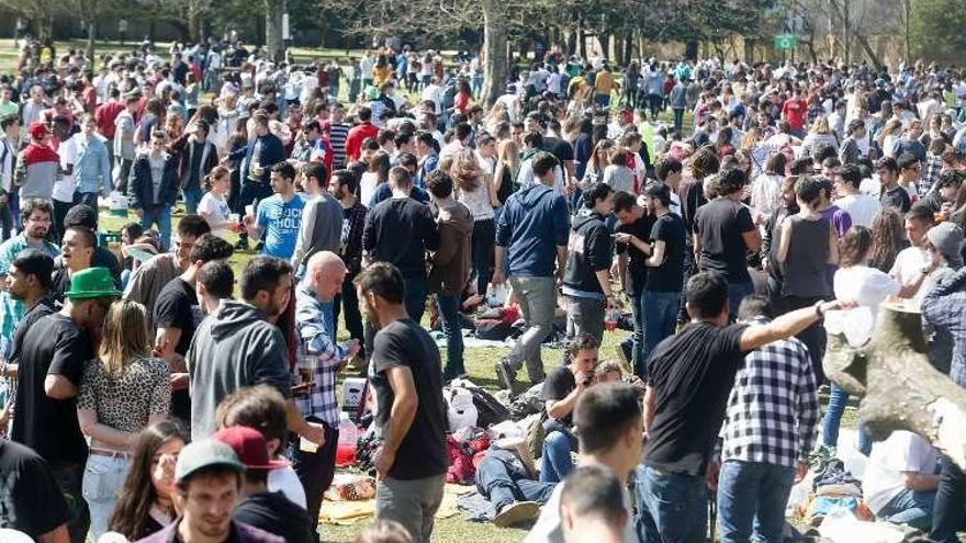 Participantes en la Comida en la Calle, en el parque de Ferrera, en una pasada edición.