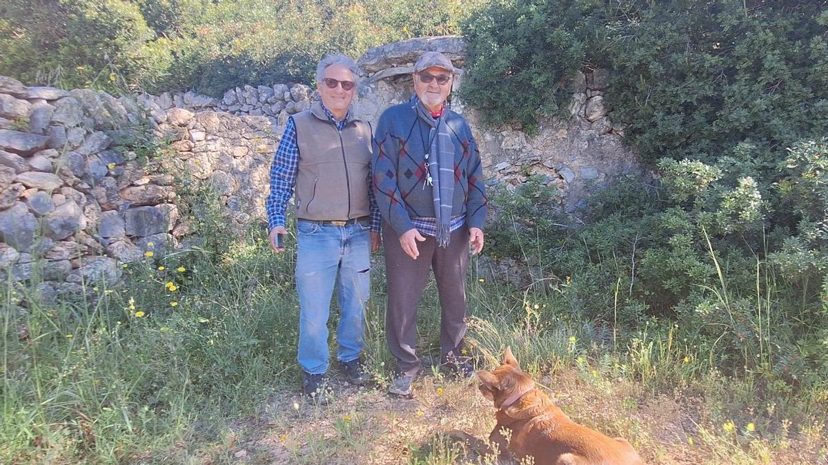 Imagen de Todd Kolod y Pep Xomeu en el pozo de can Sastre.