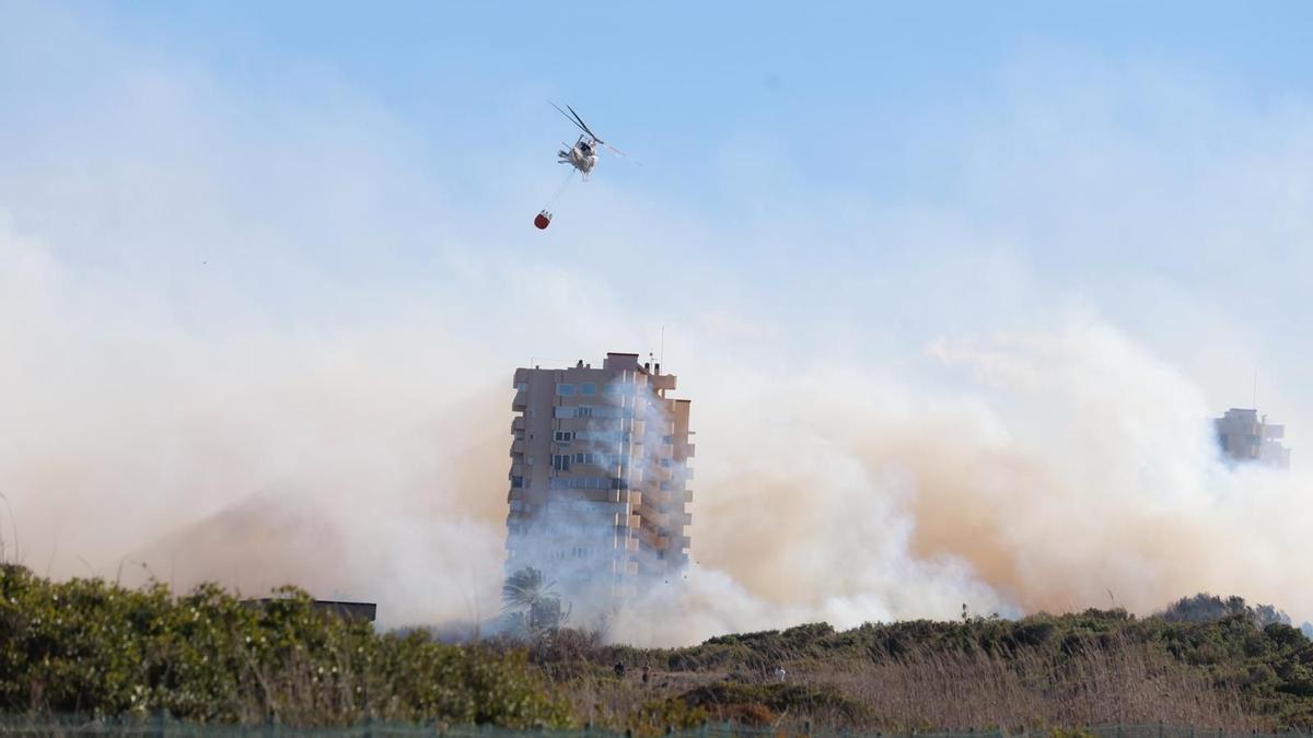 Imagen del humo del último incendio, envolviendo una de las torres de Aparejadores.
