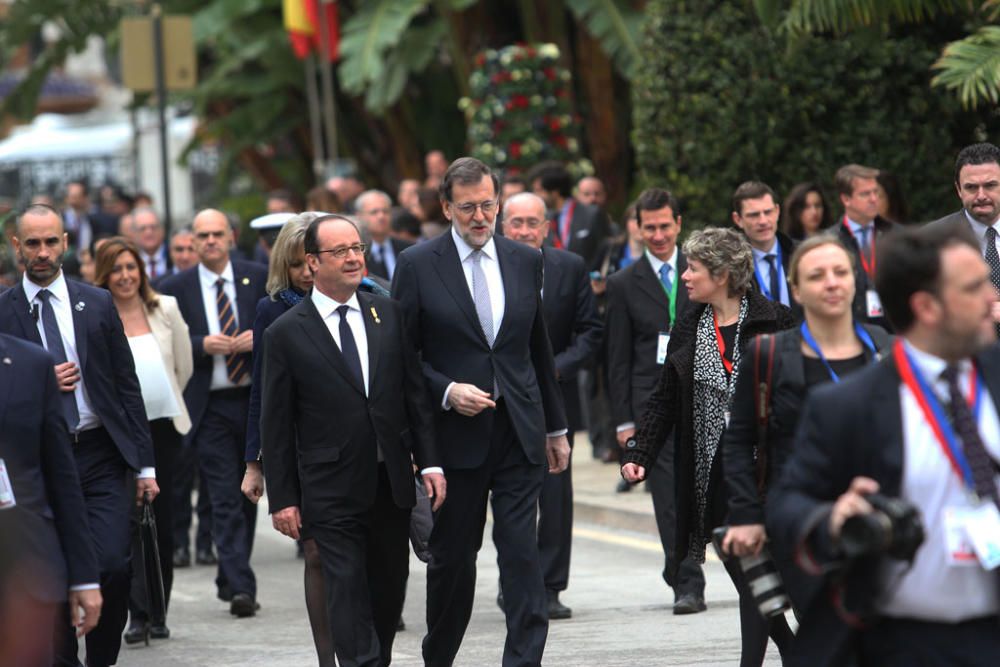 François Hollande y Mariano Rajoy son recibidos con honores junto al Ayuntamiento de Málaga. Antes del almuerzo, han visitado el Museo de Málaga.