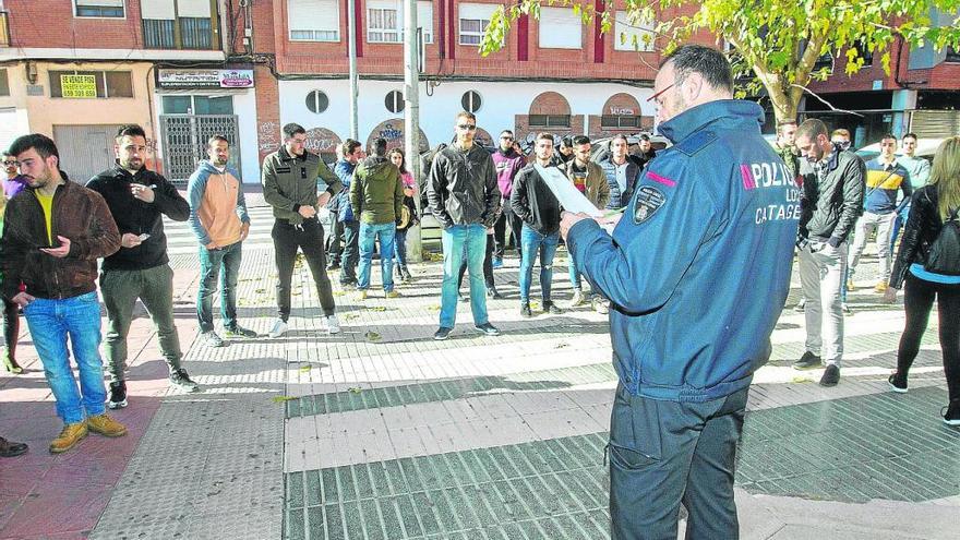 Opositores esperando a hacer los exámenes el pasado enero.