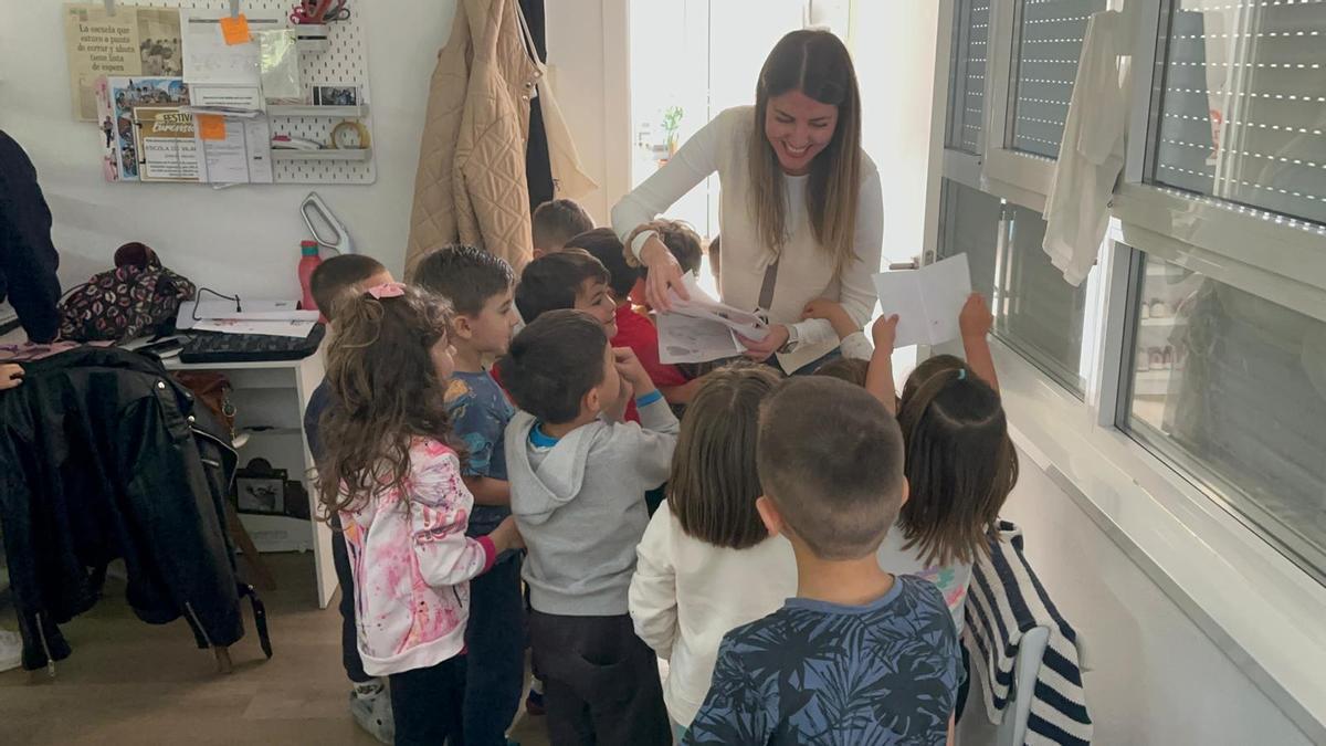 Antía Piñeiro y los escolares de Vilarello.