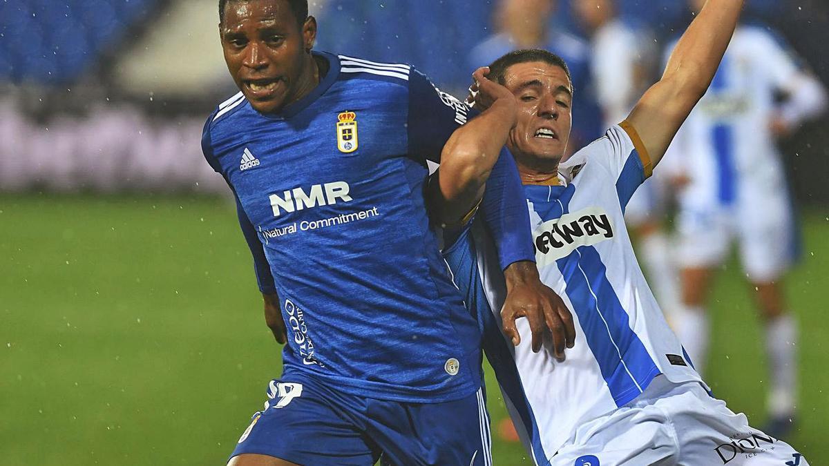 Cedric pugna con Palencia, defensa del Leganés. | LOF