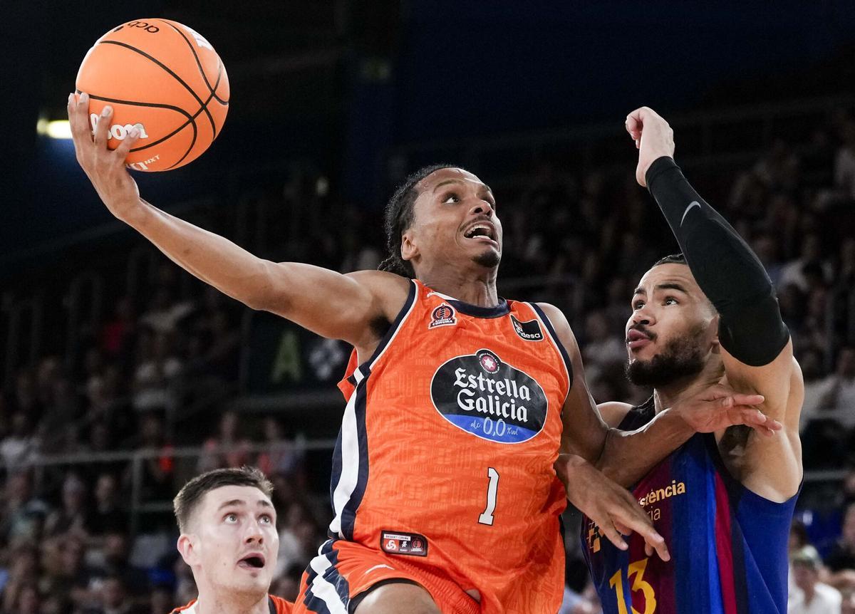 Verge Jr supera a Olivier Nkamhoua durante el partido de la jornada 1 de la Liga Endesa entre el Barça y el Leyma Coruña este sábado.