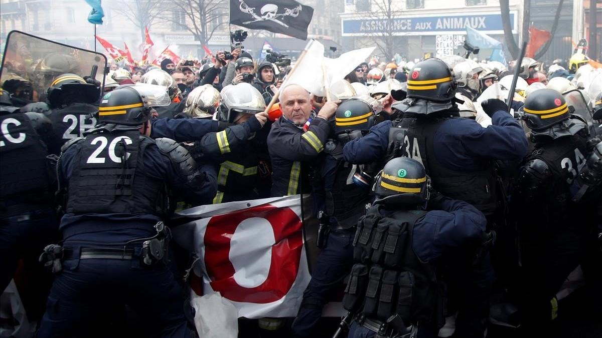 Choque entre la policía y los bomberos en París.