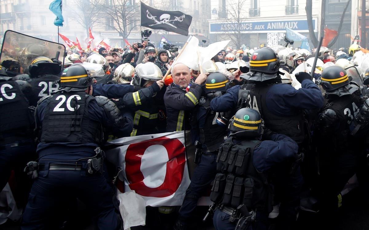 zentauroepp52009569 french firefighters face off with french crs riot police as 200128170540