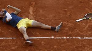 Carlos Alcaraz, estirat a la terra de la Philippe Chatrier de París, després de guanyar ahir Alexander Zverev en la final de Roland Garros. | YOAN VALAT / EFE