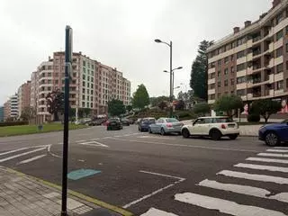 Vuelven las colas para vacunarse en Oviedo: un error con las marcas genera retrasos en el Hospital Monte Naranco