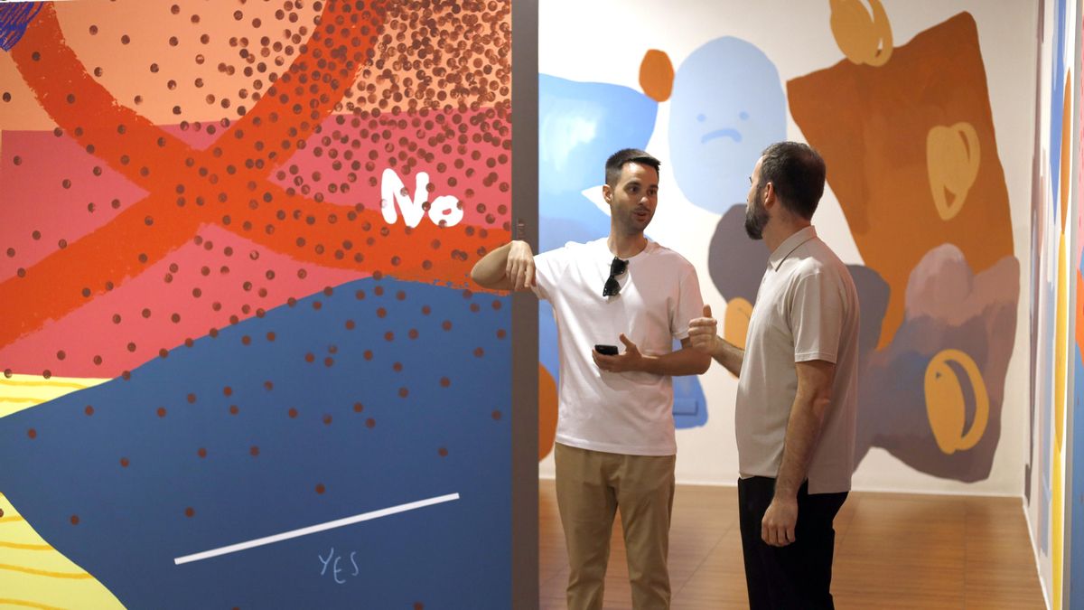 El artista aragonés Diego Vicente, junto al responsable del Festival Asalto, Alfredo Martínez, durante la inauguración de la muestra.