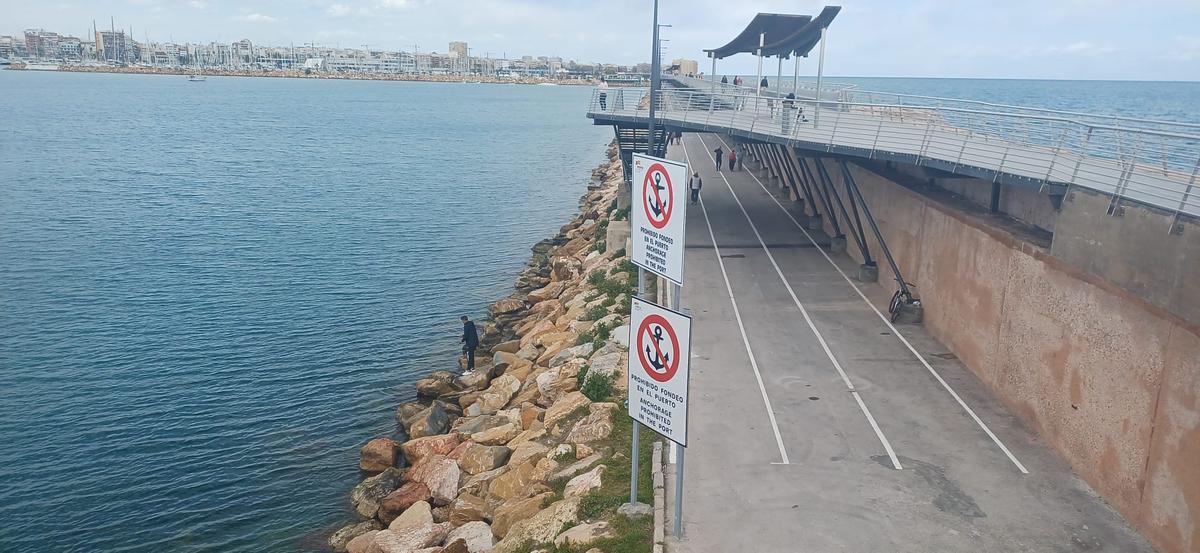Perspectiva de los nuevos carteles desde el faro del dique de Levante