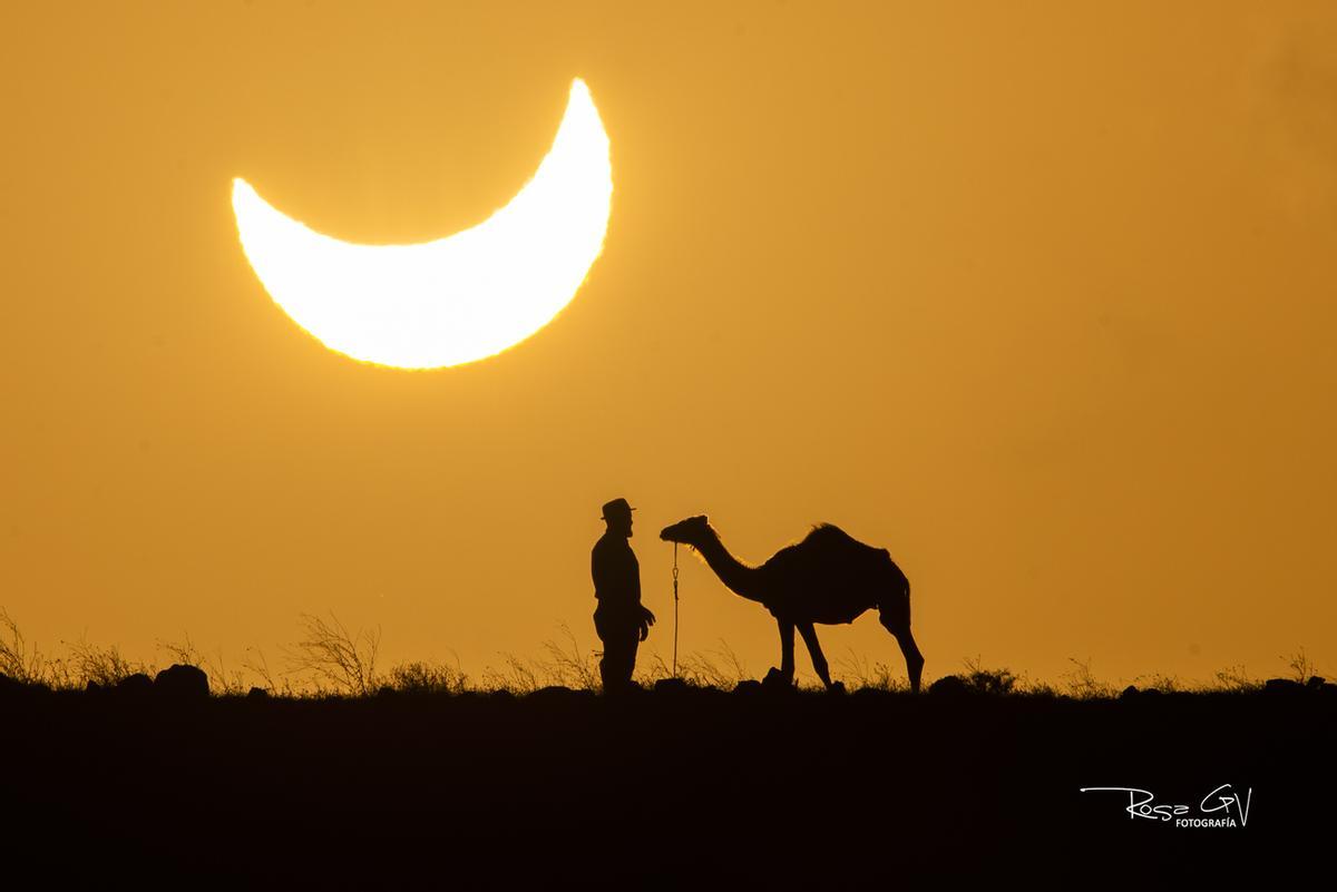 Eclipse solar con camello en Lanzarote