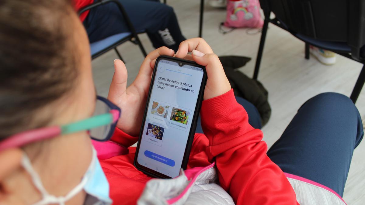 Una alumna testeando la aplicación móvil para niños en el marco del proyecto europeo &#039;Coachild&#039;.