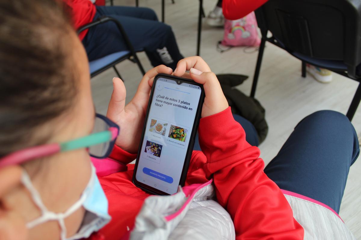 Una alumna testeando la aplicación móvil para niños en el marco del proyecto europeo 'Coachild'.