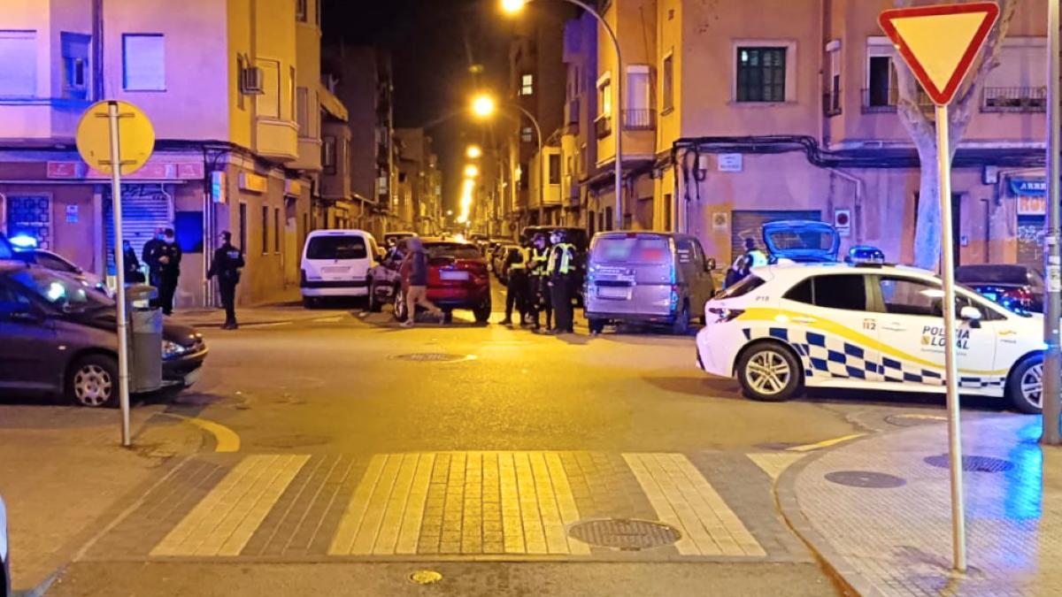 Agentes de la Policía Local de Palma tras el accidente con fuga ocurrido en PAlma