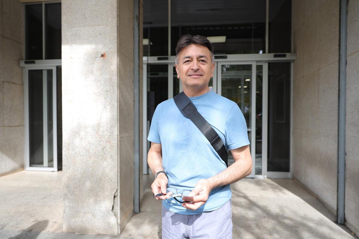 Fabricio Martínez,este lunes en la oficina de Correos de Cáceres, donde acudió para el proceso de regularización extraordinaria.