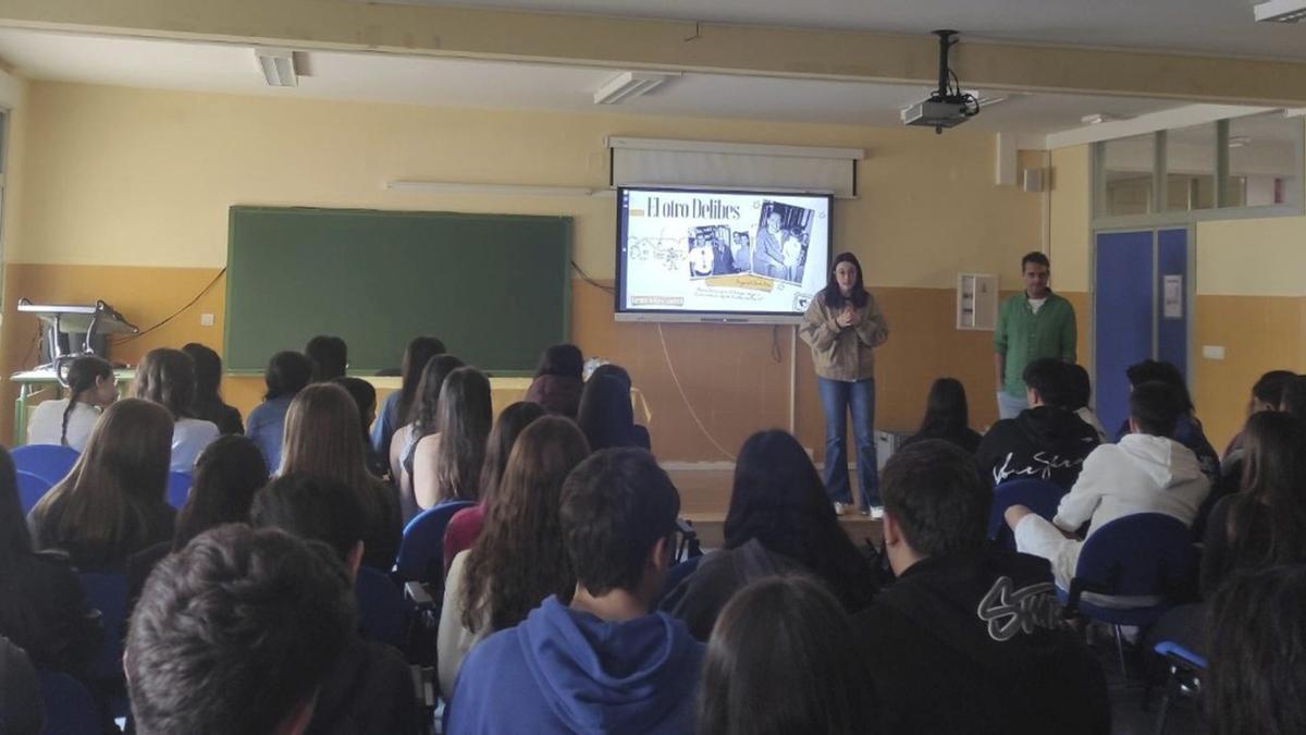 Los alumnos del IES Los Valles, de Camarzana de Tera, durante la conferencia ofrecida por Germán Delibes Caballero, nieto del escritor vallisoletano. | cedida