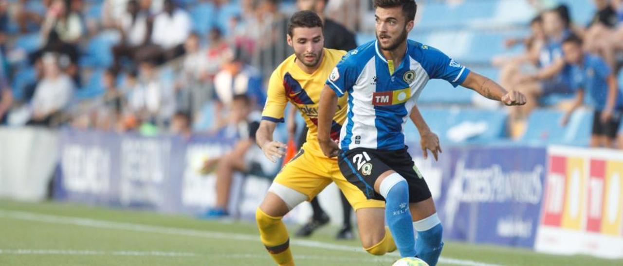 Álvaro Pérez protege el balón ante la presión del delantero Abel Ruiz, del Barcelona B.
