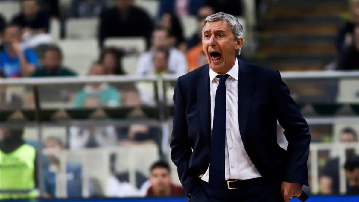 Pesic, dando instrucciones en el partido en Atenas