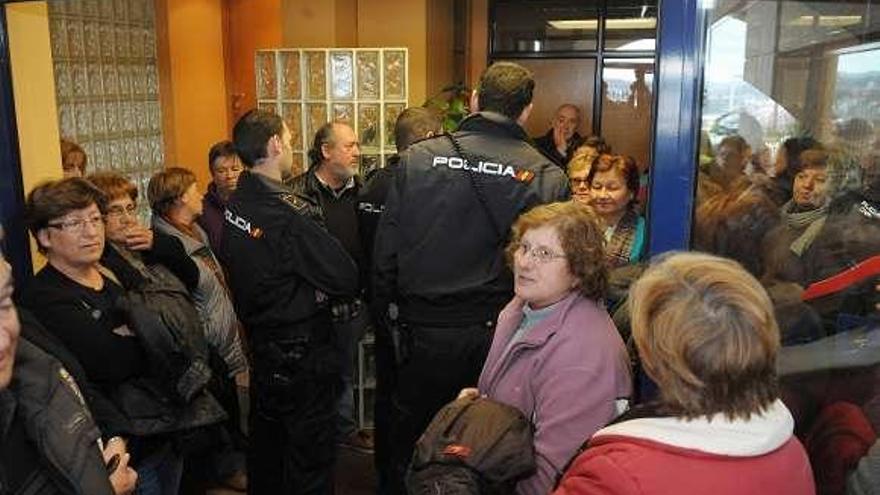 Extrabajadores de GEA protestan en la sede de Subel. // Faro