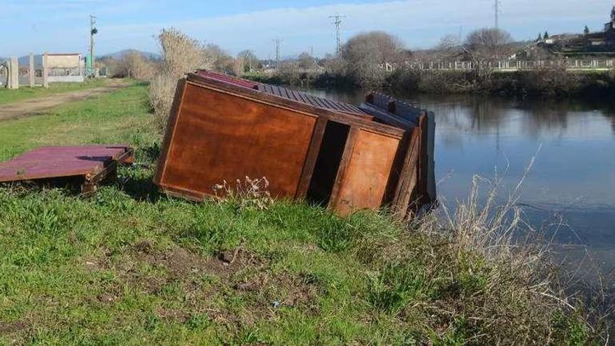 La caseta de madera para observación de aves destrozada a orillas del Umia. // Noé Parga