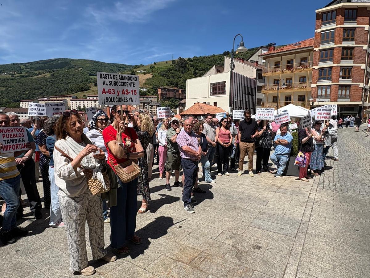 Así fue la manifestación en Cangas del Narcea para exigir unas carreteras dignas