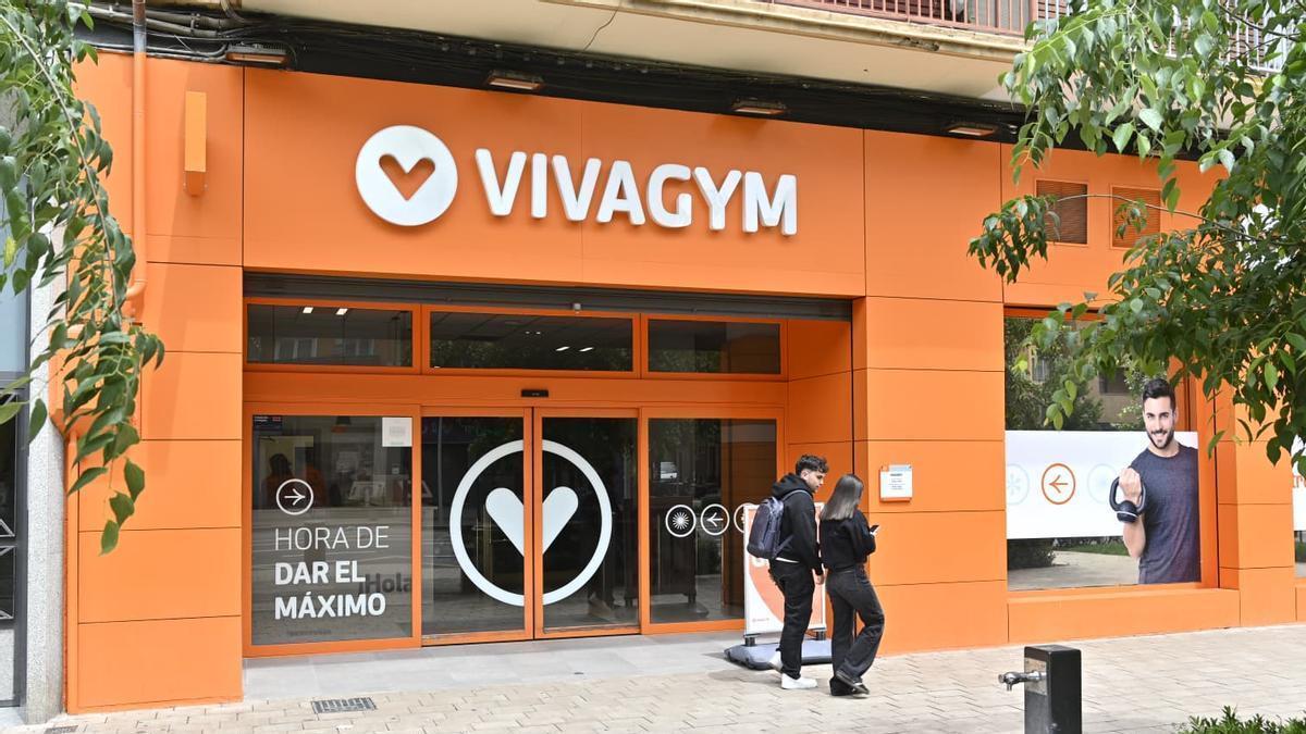 Fachada del gimnasio VivaGym de la avenida Navarra