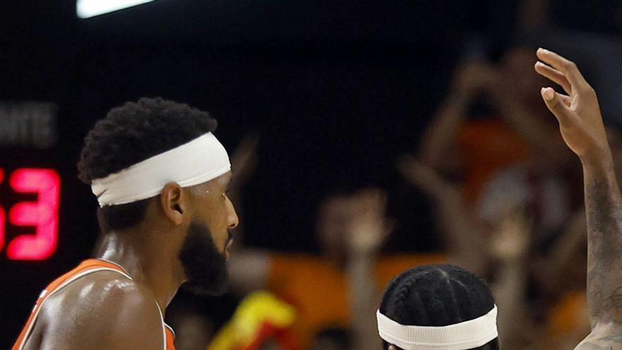 Brandon Davies y Chris Jones, en la Fonteta contra el Barcelona, en Liga Endesa. | ACB PHOTO