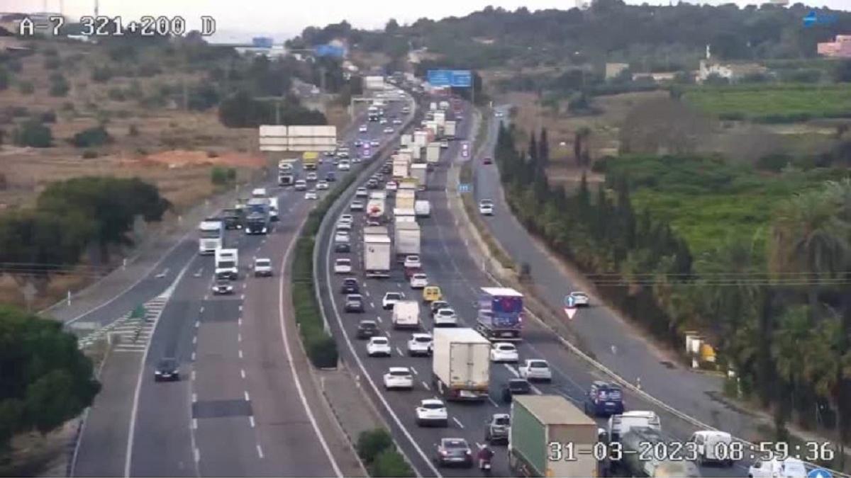 Accidente en la A-7 hoy: imagen de las cámaras de tráfico en la carretera afectada.