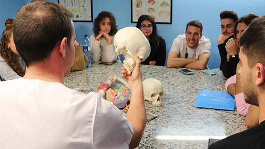 Estudiantes de FP durante el taller de anatomía en el CEU