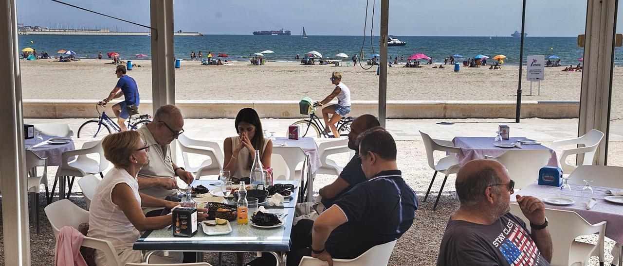 Restaurante en una playa cercana a València. | G. CABALLERO