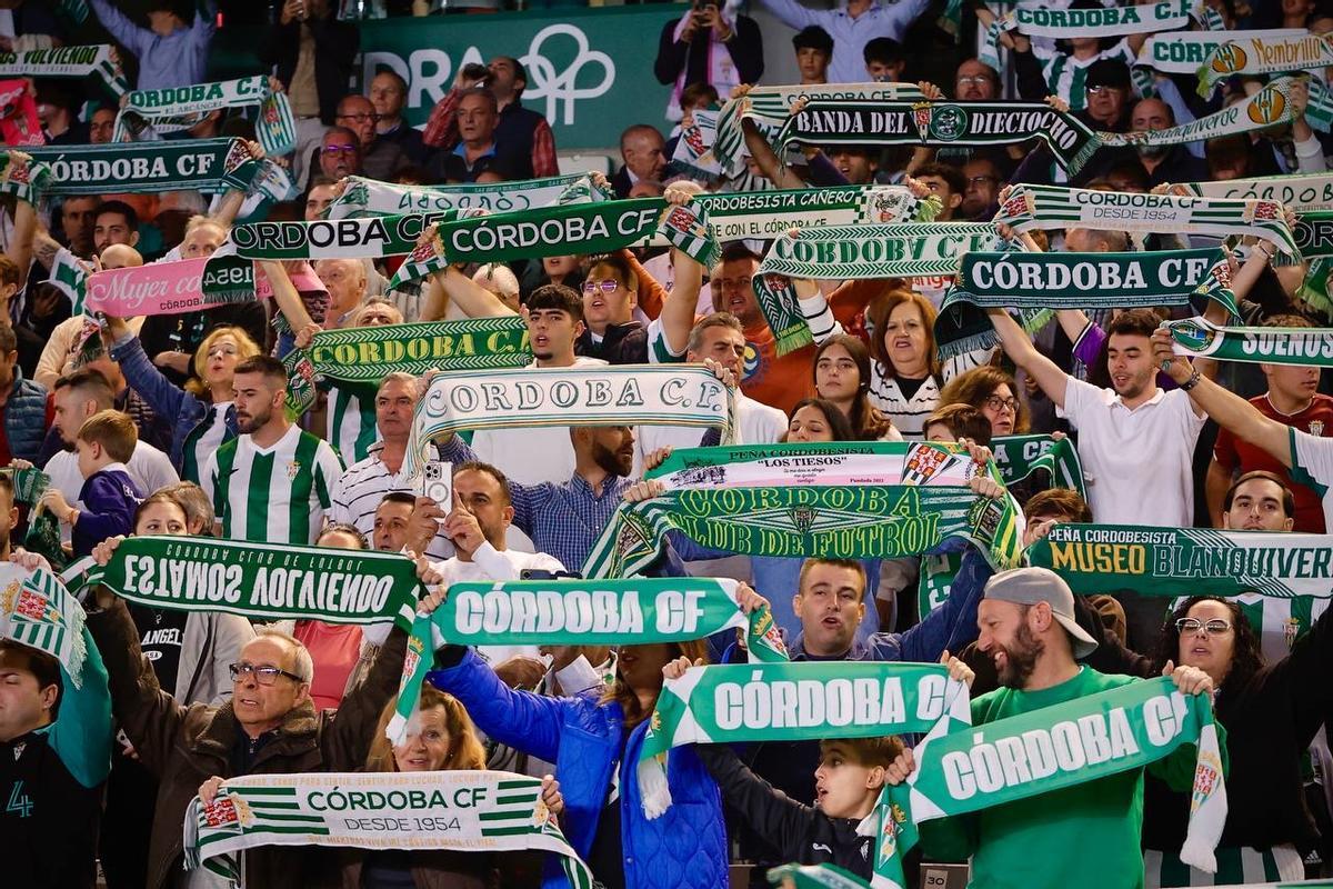 Aficionados del Córdoba CF en El Arcángel entonan el himno antes de un partido.