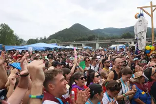 La gran ola calurosa del verano rompe en el Xiringüelu, con un lema dominante entre los más de 40.000 asistentes: "¡A la sombra, por Dios!"