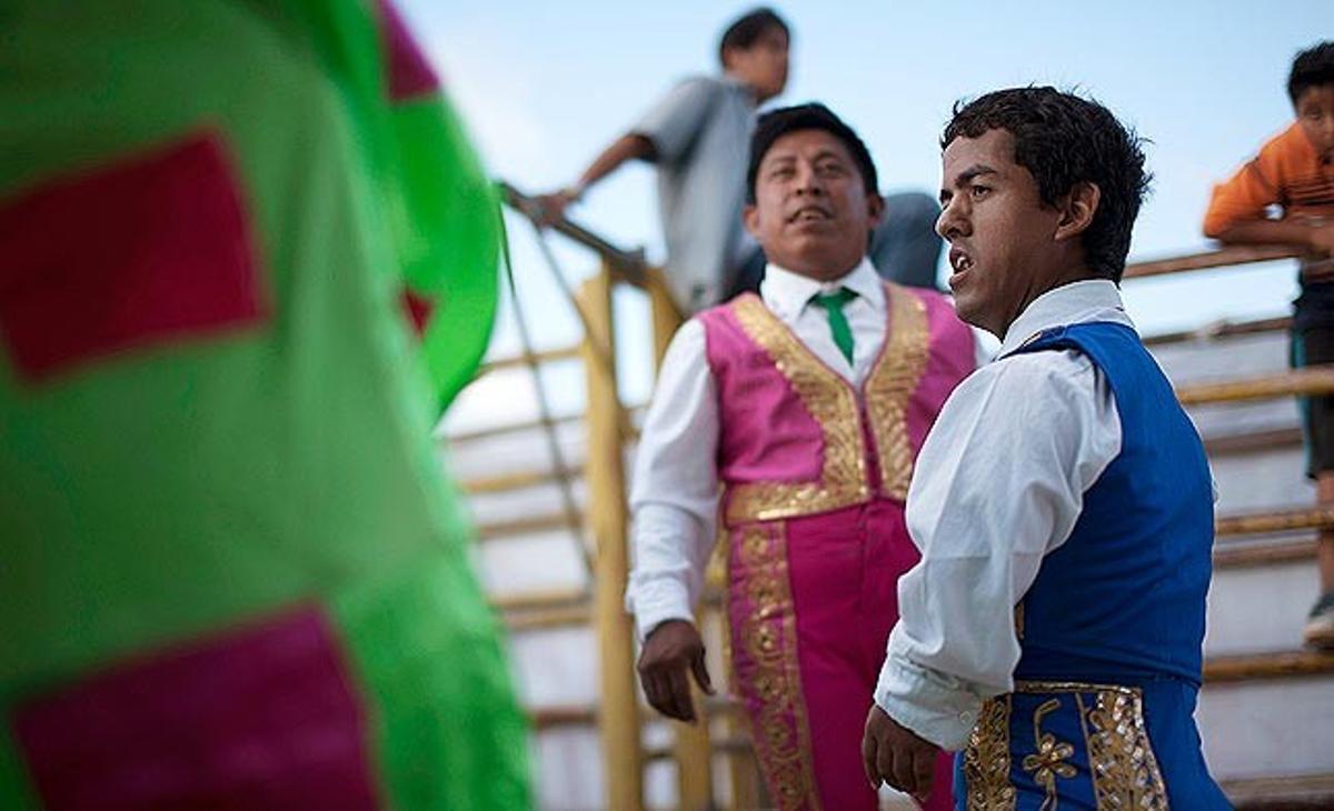 El grupo cómico Los Enanitos Toreros en una de sus actuaciones este domingo en Cancún (México). A diferencia de los toros tradicionales, este grupo de hombres bajitos no hiere los becerros que utilizan en sus espectáculos.