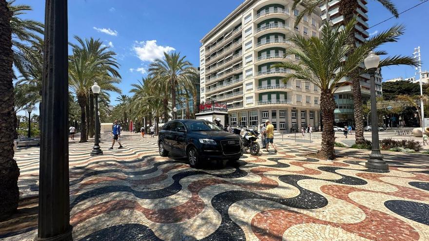 Un turista se pierde en Alicante y acaba conduciendo por el paseo de la Explanada