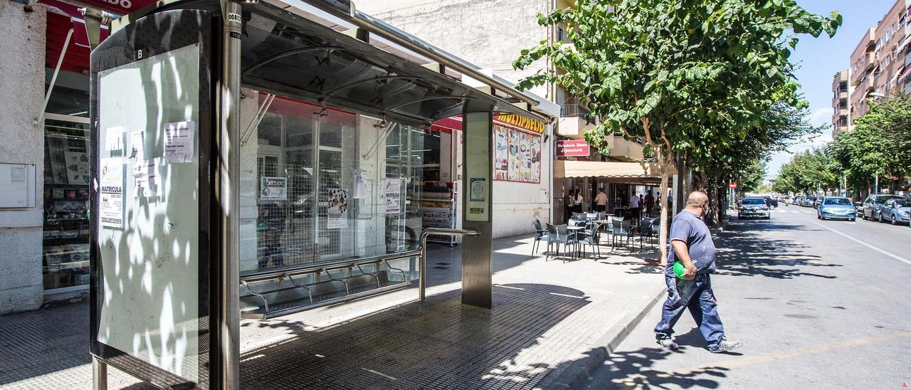 Marquesina de una parada de autobús sin publicidad en Sant Juan.