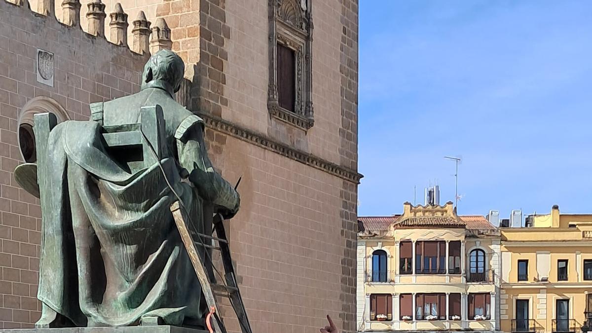 El escultor Estanislao García supervisa los trabajos de restauriación de la estatua de Luis de Morales, este viernes.