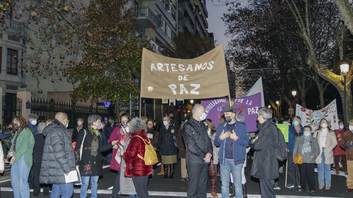 Una imagen de la Marcha por la Paz a su paso por Cánovas.