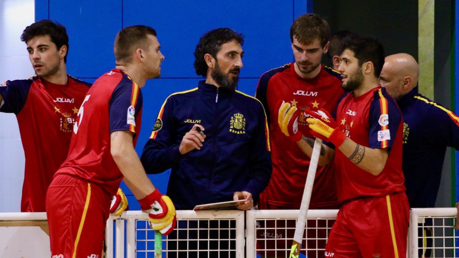 Guillem Cabestany da instrucciones a sus jugadores.