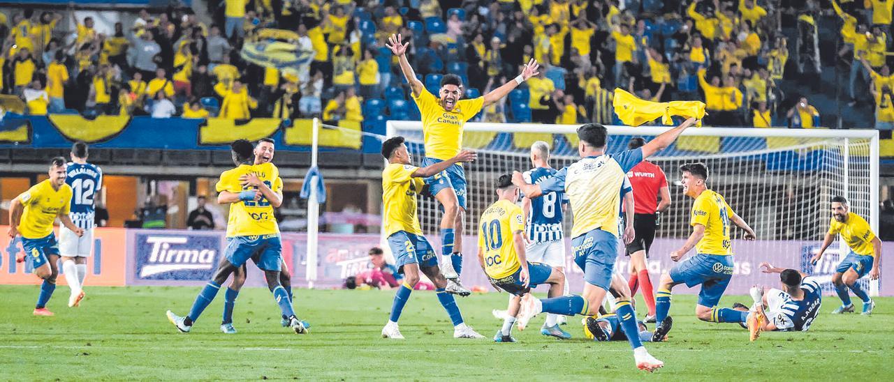 Explosión de júbilo de los jugadores de la UD Las Palmas tras la consecución del ascenso a Primera División, el sábado pasado en el Estadio de Gran Canaria.