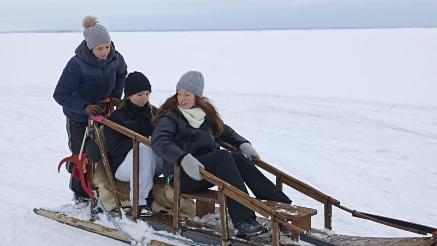 Estudiantes del Santo Ángel, durante un paseo en trineo por tierras finlandesas.