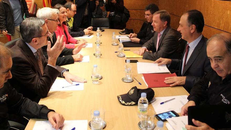 Ribó, Ángel y Moragues encabezan la reunión de mandos policiales.