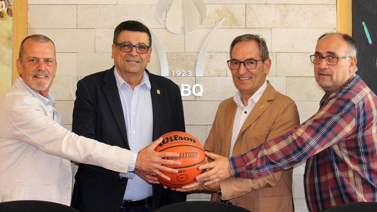 Ferran Navarro, regidor d’esports, Ferran Aril, president de la Federació Catalana de Basquetbol, Joan Carles Batanés, alcalde i Lluís Vergés, delegat de la Federació a la Catalunya Central