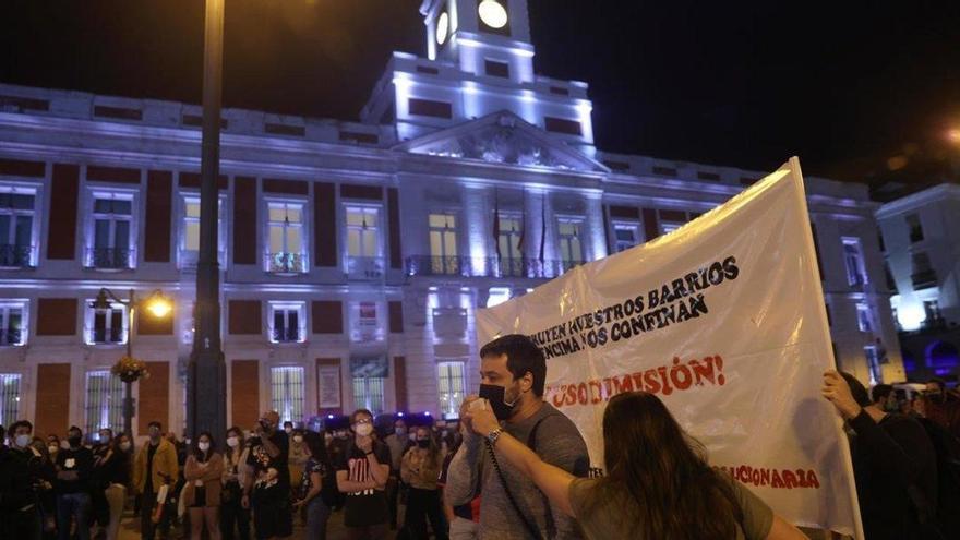 Manifestantes protestan contra el confinamiento &quot;clasista&quot; de Ayuso