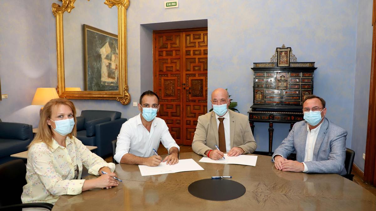 Firma del convenio entre Cañete de las Torres y Epremasa.