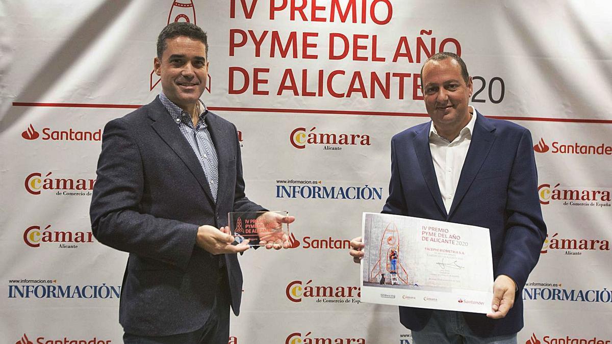 Javier Mira y Salvador Martí, en la entrega al premio a la Mejor Pyme de Alicante.  | PILAR CORTÉS